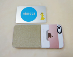 iPhoneにポケットを貼り付けるSinji PouchでスマホとICカードを一体化。
